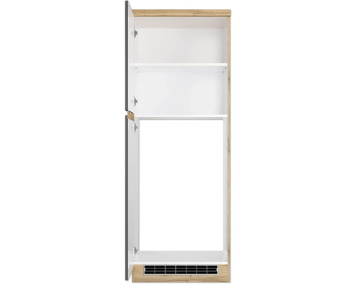 Armoire ouverte en bois avec étagères