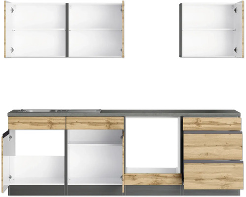 Cuisine linéaire avec évier, plaque de cuisson, meubles hauts et bas