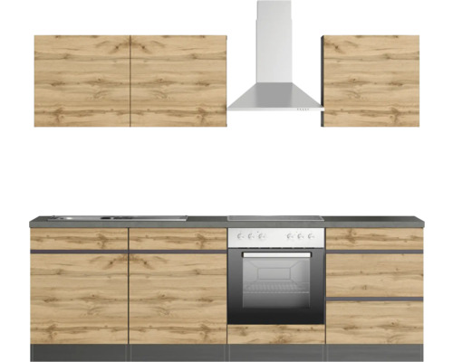 Cuisine équipée avec éléments hauts, hotte, cuisinière et évier