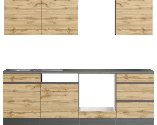 Cuisine avec meubles hauts et plaque de cuisson intégrée