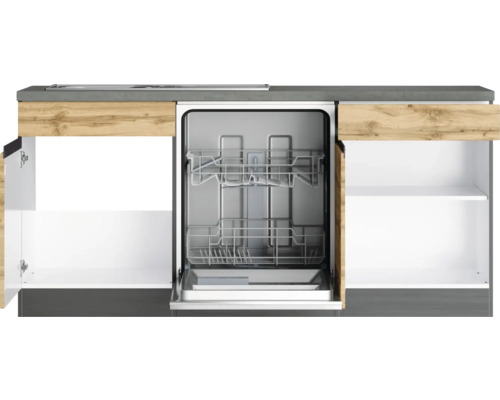 Cuisine linéaire avec lave-vaisselle ouvert et placards