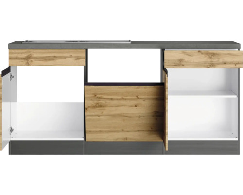 Cuisine équipée avec évier et meubles bas aspect bois