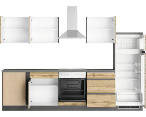Küchenzeile mit Hängeschränken, Dunstabzugshaube, Herd und Kühlschrank