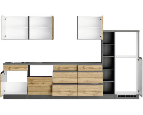 Küchenzeile mit Hängeschränken, Spüle, Schubladen und Regalen.