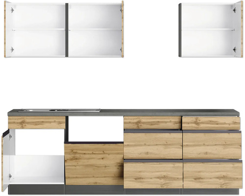 Küchenzeile mit Spüle, Kochfeld, Ober- und Unterschränken im Holzdesign