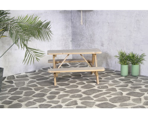 Holz-Picknicktisch mit Pflanzen im Gartenbereich