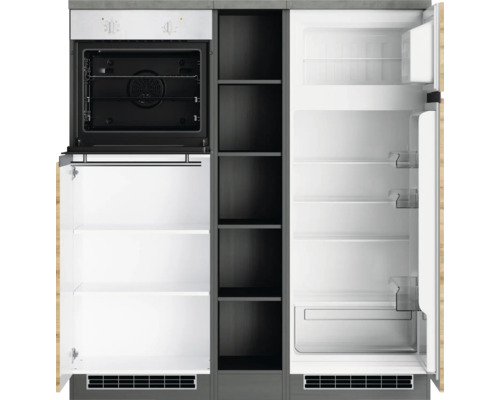 Cuisine intégrée avec four, étagères et réfrigérateur avec portes ouvertes.