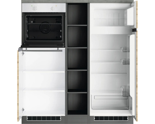 Cuisine avec four, étagères et réfrigérateur avec portes ouvertes