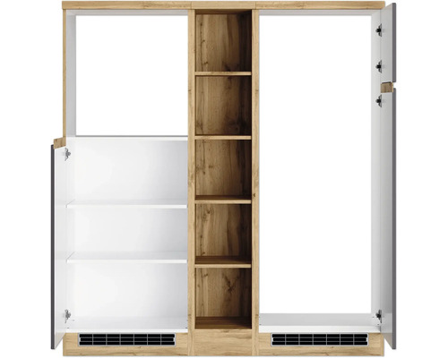 Offener Kleiderschrank mit Regalen und Fächern in Holzoptik