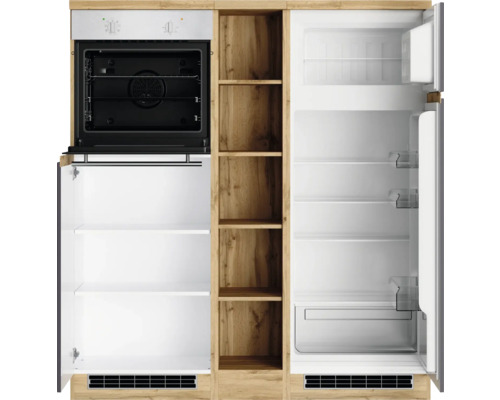 Agencement de cuisine avec four, étagères et réfrigérateur