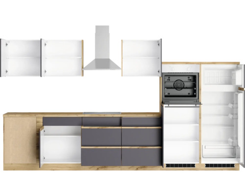 Küchenzeile mit Hängeschränken, Dunstabzugshaube, Backofen und Kühlschrank