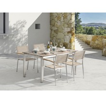 Esstisch-Set mit sechs Stühlen auf einer Terrasse, gedeckt mit Geschirr und Getränken