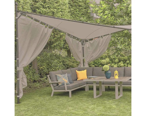 Scène de jardin avec pavillon, canapé d''angle et table sur une pelouse