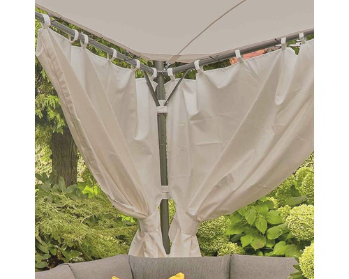 Détail d''un pavillon avec rideaux