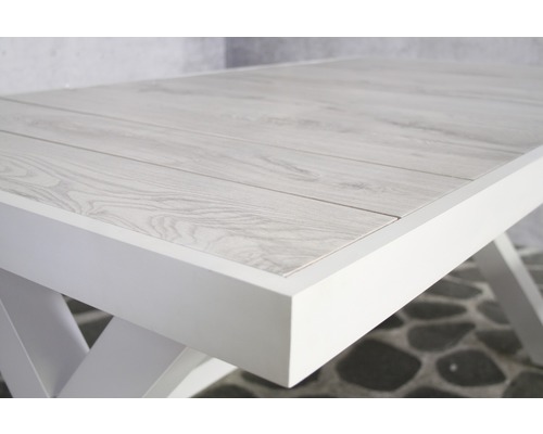 Detailansicht eines weißen Tisches mit Holzplatte