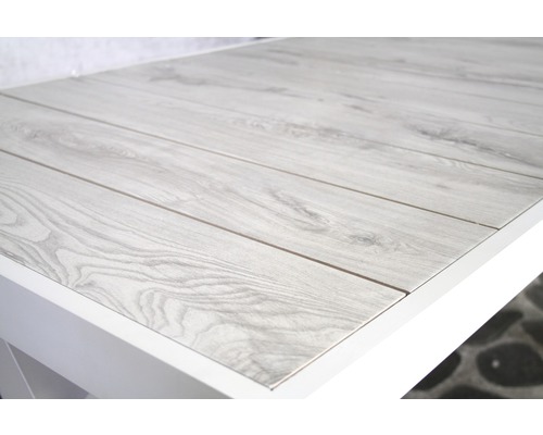 Detailansicht eines Tisches mit Holzstruktur