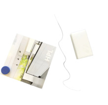 Échantillon de plan de travail de cuisine avec revêtement HPL, éponge de nettoyage et matériel de fixation