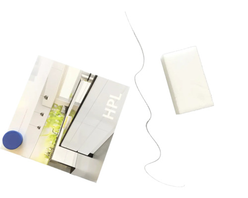 Échantillon de plan de travail de cuisine avec revêtement HPL, éponge de nettoyage et matériel de fixation