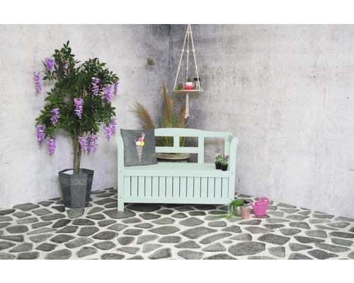 Dekorative Gartenszene mit Bank, Pflanze und Accessoires