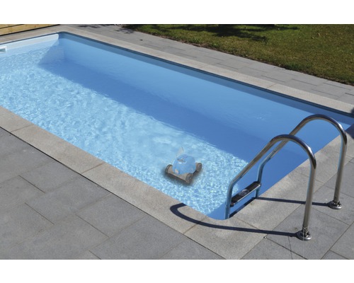 Piscine avec robot de piscine et échelle en acier inoxydable