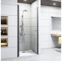 Salle de bain moderne avec cabine de douche, robinetterie et lavabo