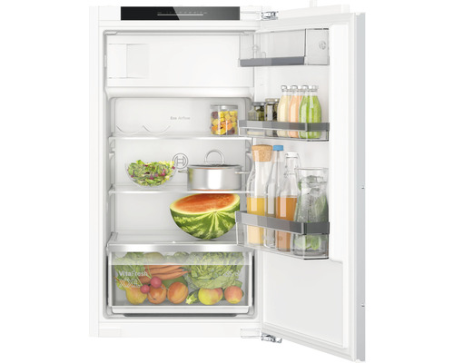Réfrigérateur encastrable Bosch KIL32ADD1H avec compartiment de congélation 147 l Réfrigérateur ouvert rempli de nourriture, comme de la salade, de la pastèque et des légumes