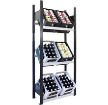 Étagère avec des caisses de boissons et des voitures miniatures pour le stockage