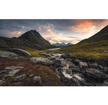 Paysage de montagne avec ruisseau et ciel du soir