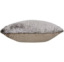 Coussin décoratif avec imitation fourrure et surface velours