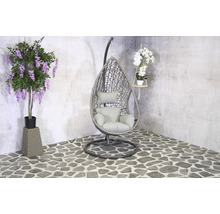 Szene mit einem Hängekorbsessel, einer künstlichen Glyzinienpflanze und einer hängenden Orchidee.