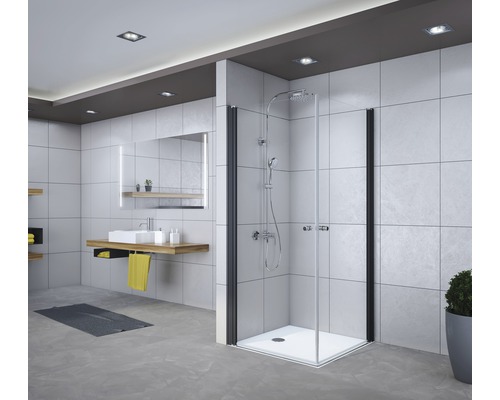 Eckeinstieg mit Drehtür BREUER Elana 100 x 100 cm Profil schwarz Glasdekor Chinchilla klar Türanschlag links Türanschlag rechts Puffergriff Helles Badezimmer mit Dusche, Waschbecken und Spiegel