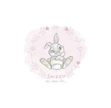 Illustration eines sitzenden Hasen mit Blumenkranz und dem Schriftzug Sweet as can be