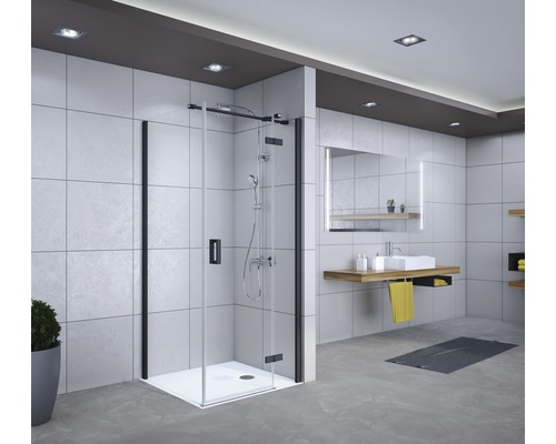 Salle de bain lumineuse avec cabine de douche, lavabo et miroir