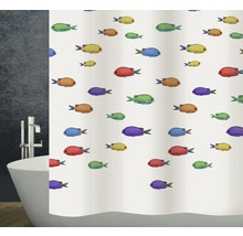 Badezimmer mit Badewanne und Duschvorhang mit Fischmuster