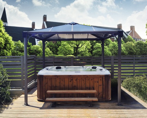 Jacuzzi avec toit et revêtement en bois dans le jardin