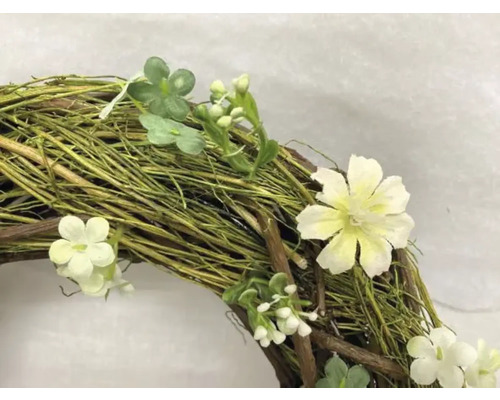 Dekorativer Türkranz mit Blumen und Blättern