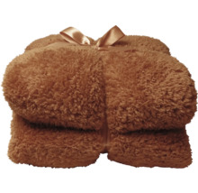Flauschige Decke mit Schleife