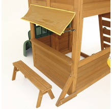 Detailansicht eines Spielhauses aus Holz mit Bank und Markise