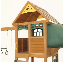 Detailansicht eines Spielhauses aus Holz mit Rutsche und Schaukel