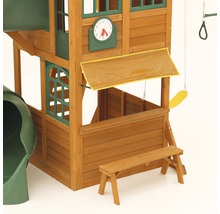Detailansicht eines Spielhauses mit Rutsche, Schaukel und Picknicktisch