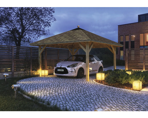 Carport simple Karibu Kerben 1 431x431 cm traité en autoclave par imprégnation Abri de voiture en bois avec voiture dans une cour pavée