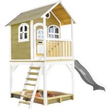 Spielhaus aus Holz mit Sandkasten und Rutsche
