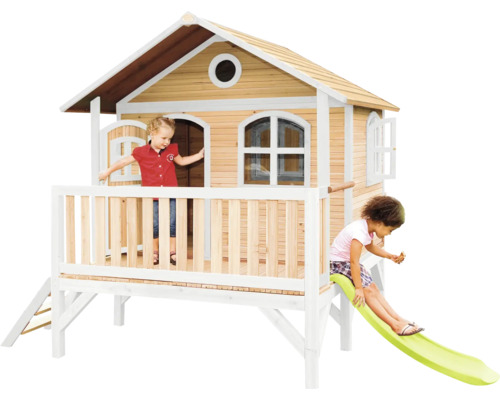 Maisonnette en bois avec toboggan et deux enfants qui jouent