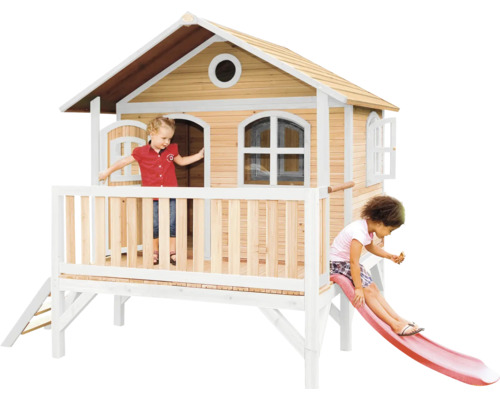 Maison de jeu en bois avec toboggan et deux enfants