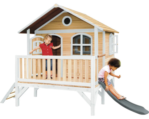 Maisonnette en bois avec toboggan et deux enfants qui jouent