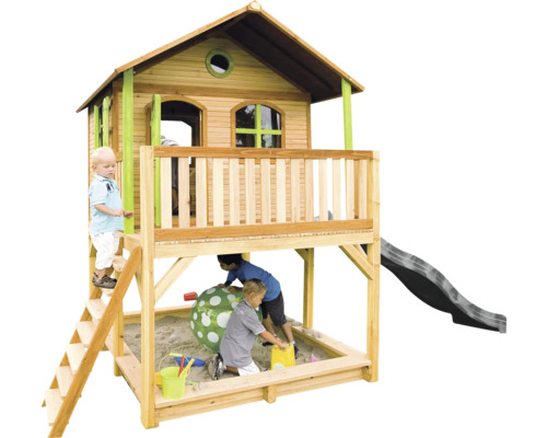 Cabane de jeu en bois avec bac à sable et toboggan dans le jardin avec des enfants qui jouent
