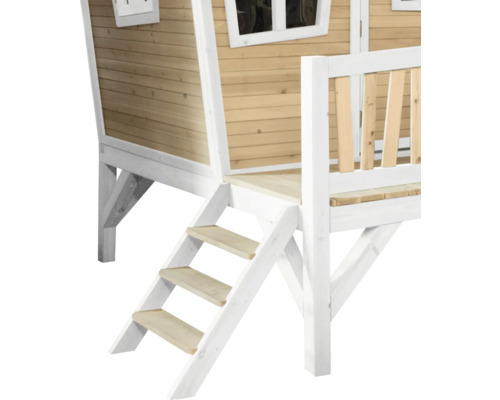 Vue détaillée d''une cabane de jeu avec façade en bois, détails blancs, escalier et petit balcon