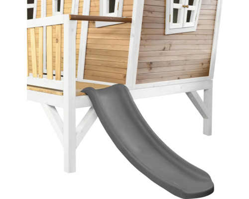 Vue détaillée d''une cabane de jeu avec toboggan gris.