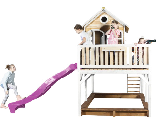 Maisonnette avec toboggan et bac à sable avec des enfants qui jouent