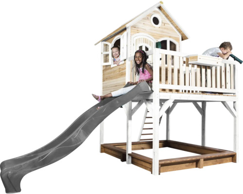 Spielhaus mit Rutsche, Sandkasten und Kindern